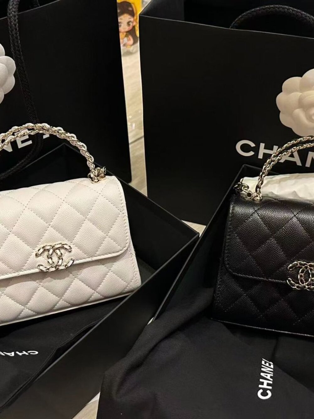 Classic Chanel Bag: A Stylish and Versatile Choice for Elegance - Picture 3 of 5